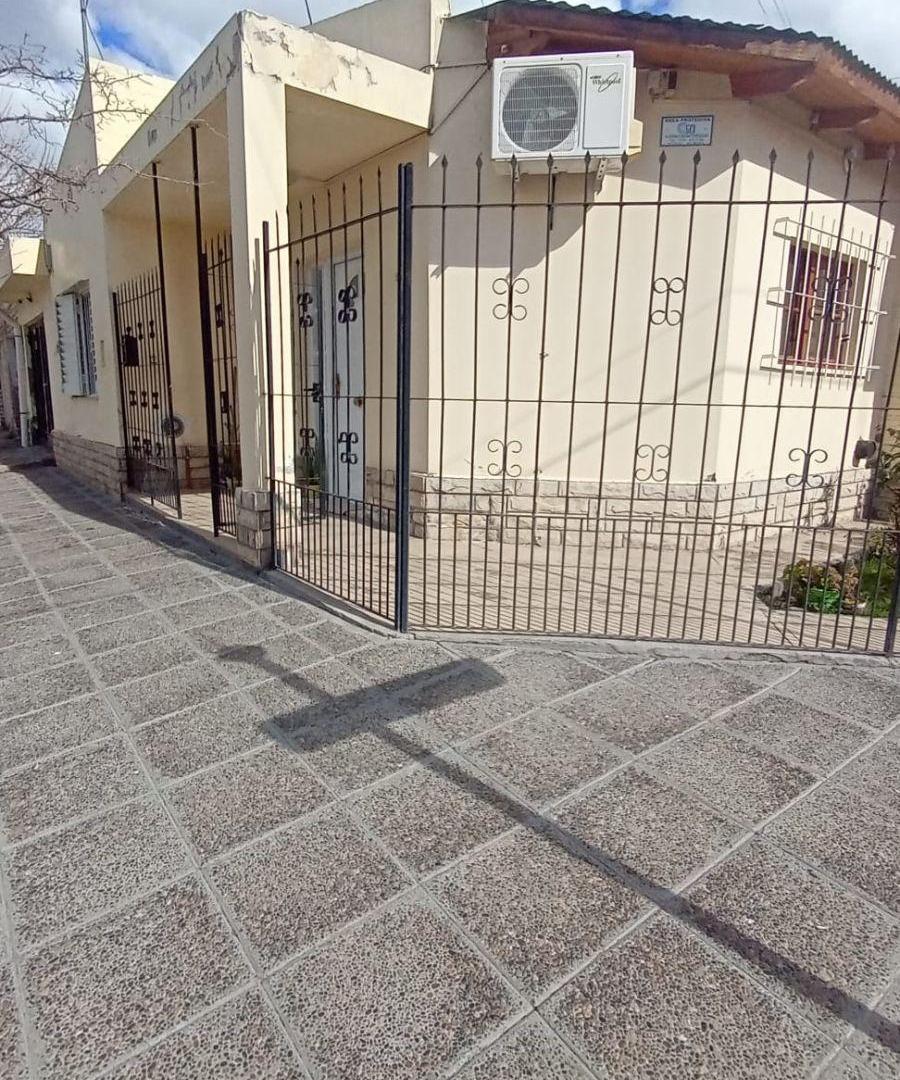 Foto de Hermoso PH en esquina c/ cochera y c/Dpto de 2 amb c/patio!, imagen 5