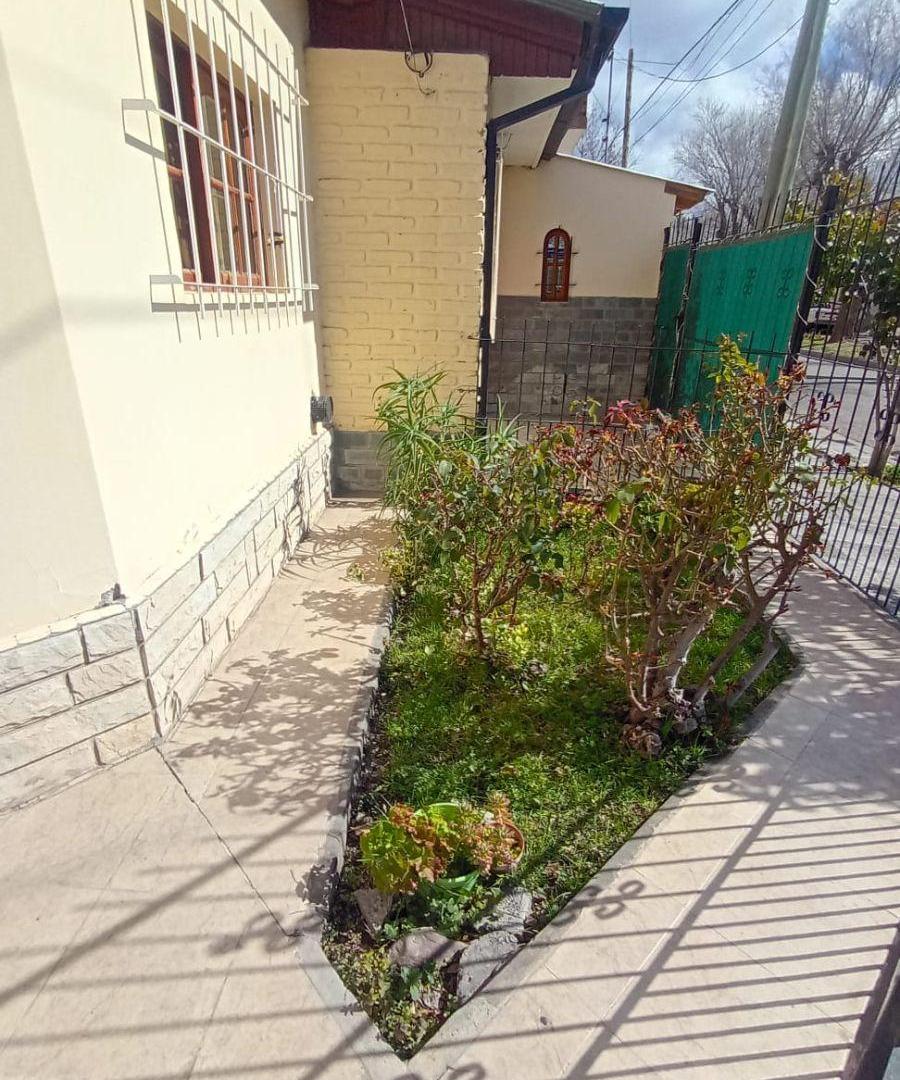 Foto de Hermoso PH en esquina c/ cochera y c/Dpto de 2 amb c/patio!, imagen 3