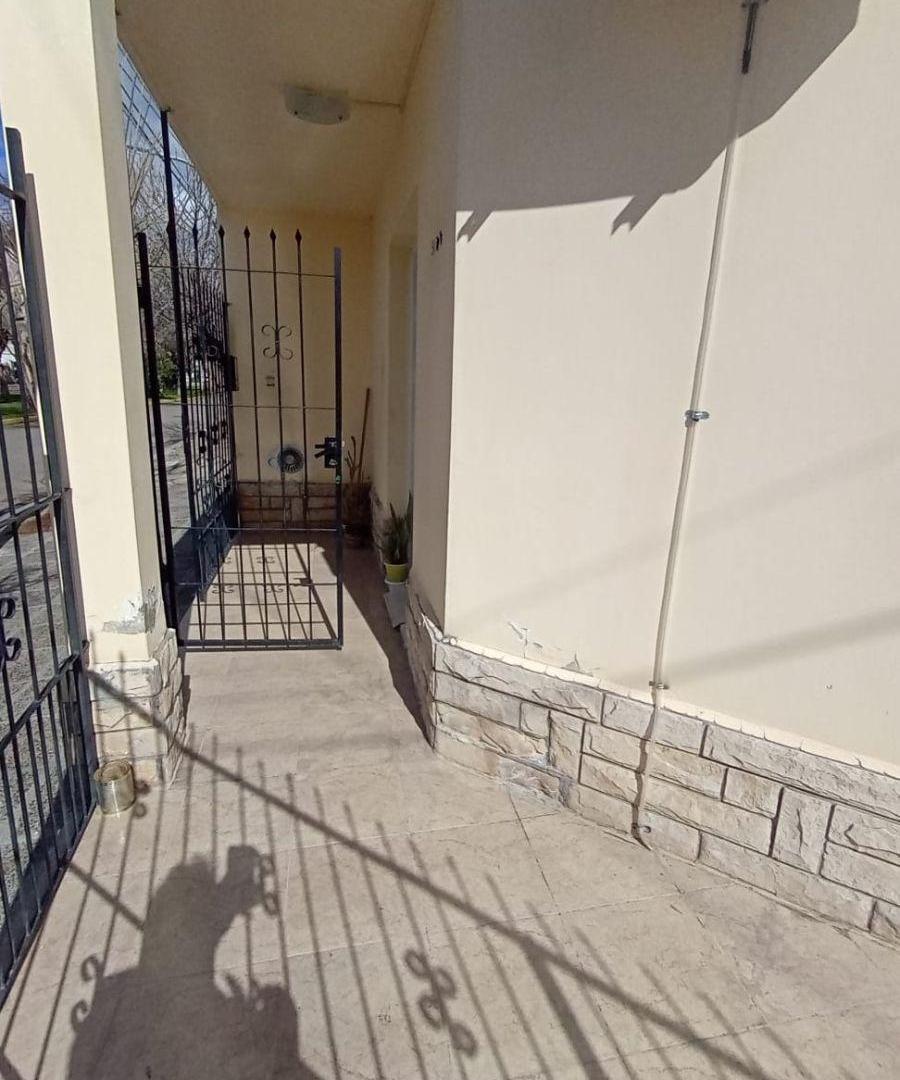 Foto de Hermoso PH en Alquiler en esquina c/ cochera , Patio y Parrilla, imagen 2