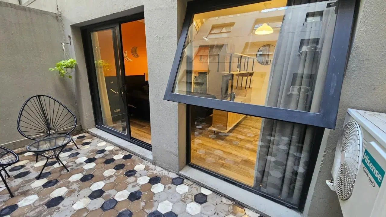 Hermoso monoambiente amoblado con patio 5