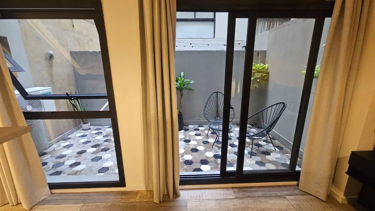 Hermoso monoambiente amoblado con patio 3