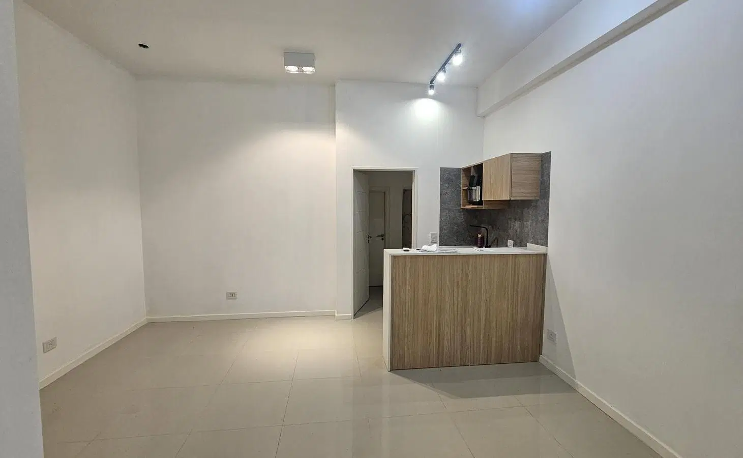 Local en edificio a estrenar en zona abasto - Barrio Norte 1