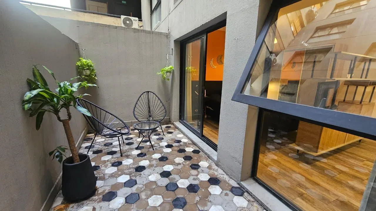 Hermoso monoambiente amoblado con patio 3