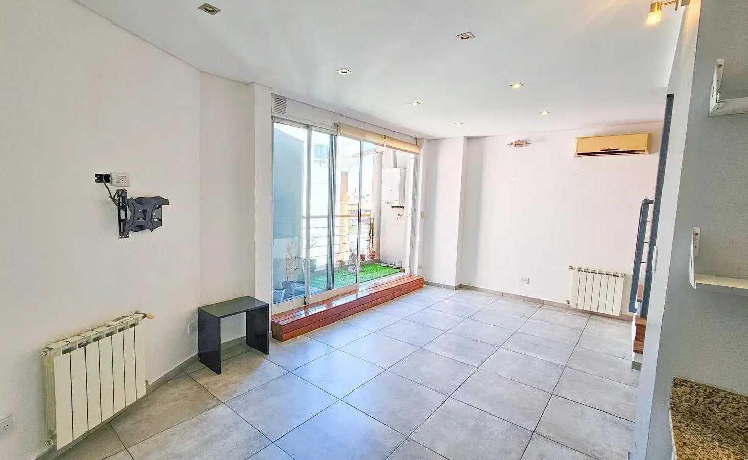 Dúplex 3 amb con cochera cubierta - renta 950usd 2