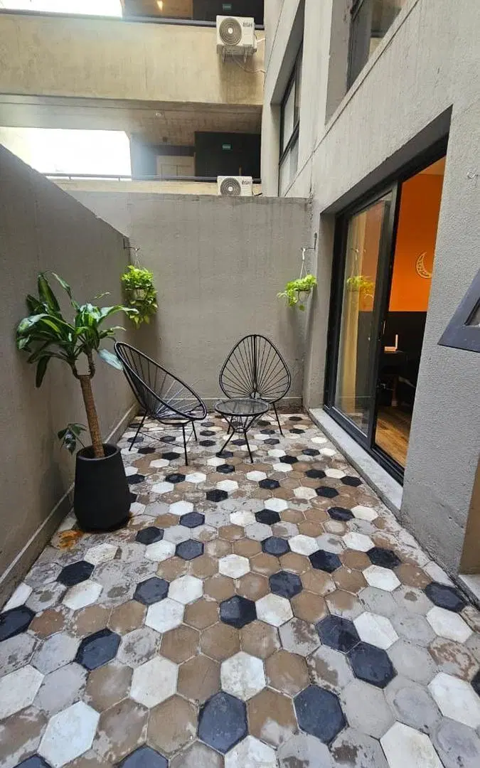 Hermoso monoambiente amoblado con patio 5