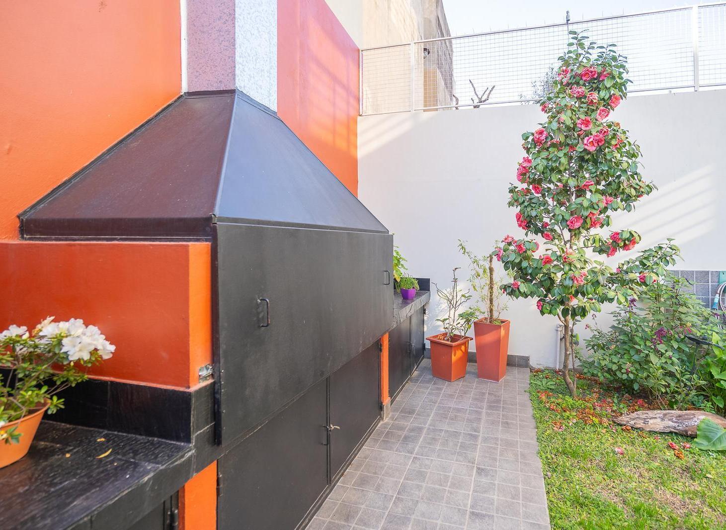 Foto de Hermoso 3 ambientes con jardin, quincho y parrilla. Bajas expensas., imagen 3