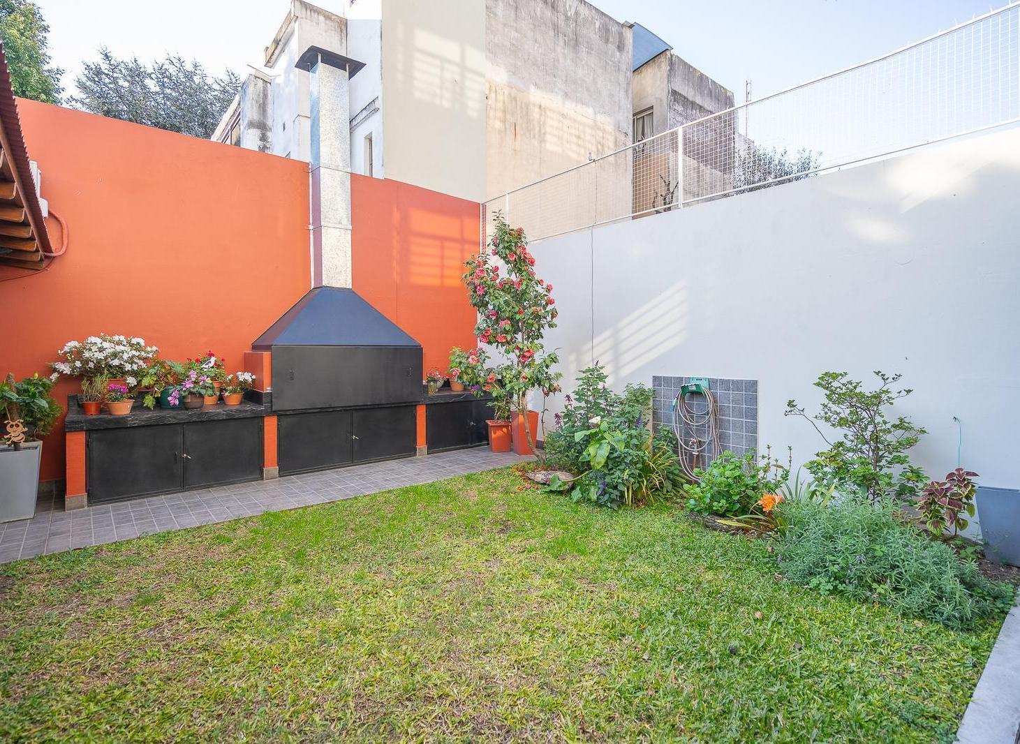 Foto de Hermoso 3 ambientes con jardin, quincho y parrilla. Bajas expensas., imagen 2