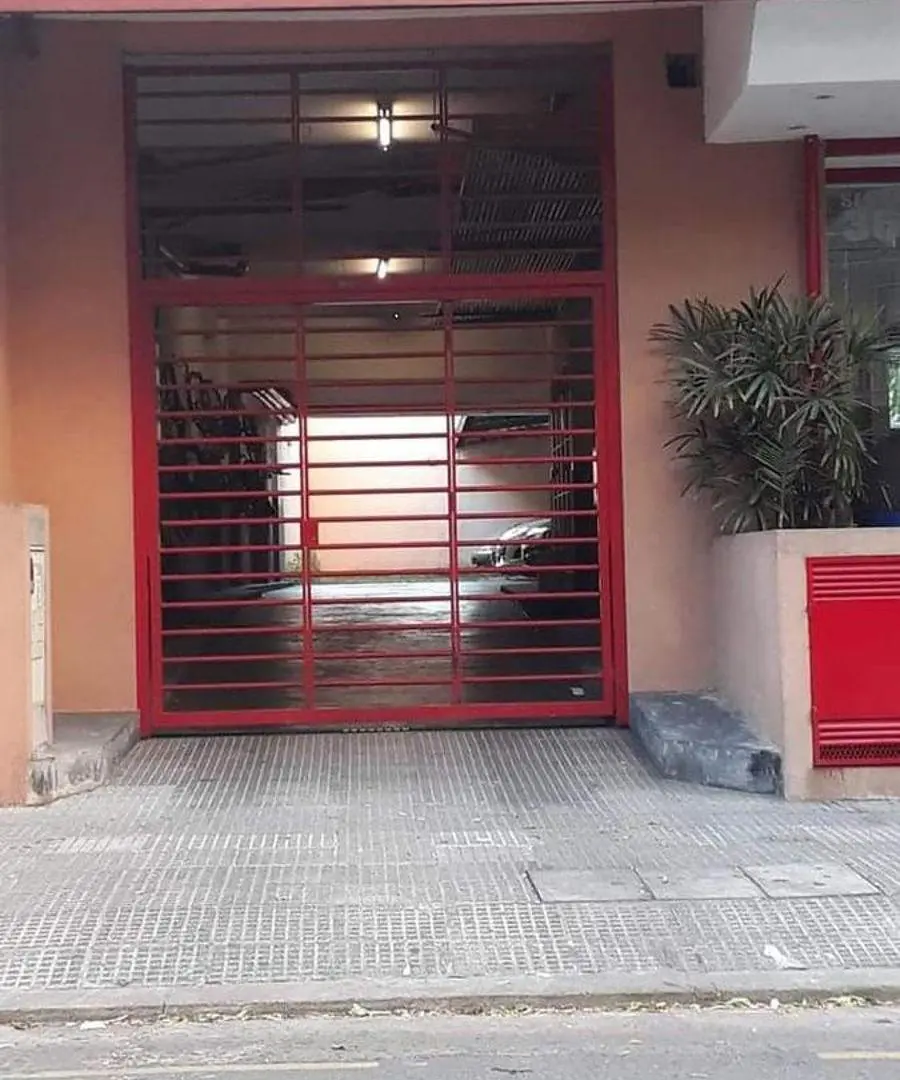 Cochera sobre serrano,comoda,porton automatico. 2