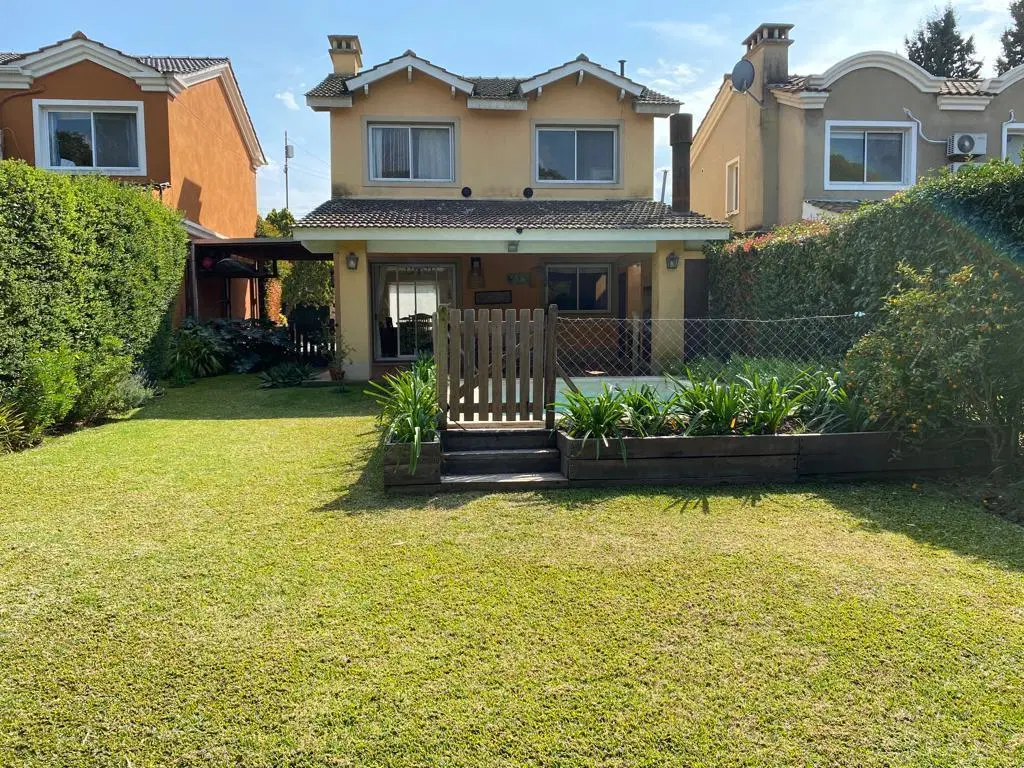 Casa en Venta en Casas del Sol con Jardin y pileta Muy luminosa 1
