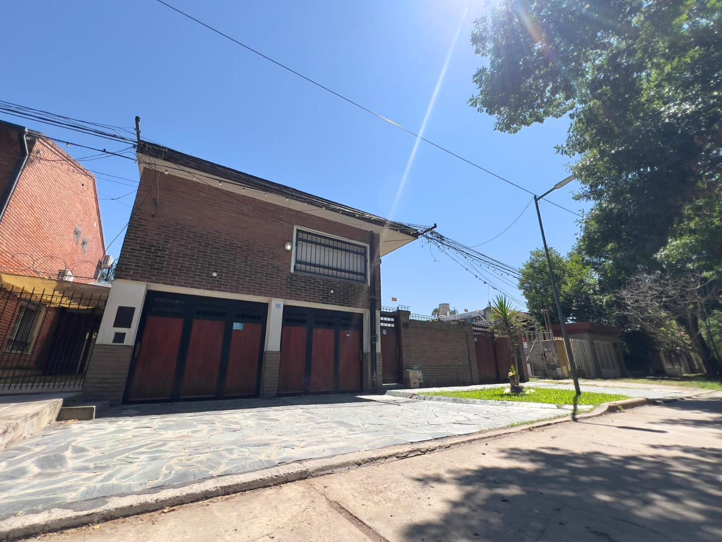 TU CASA DE 2 PLANTAS PILETA INMEJORABLE ZONA GB