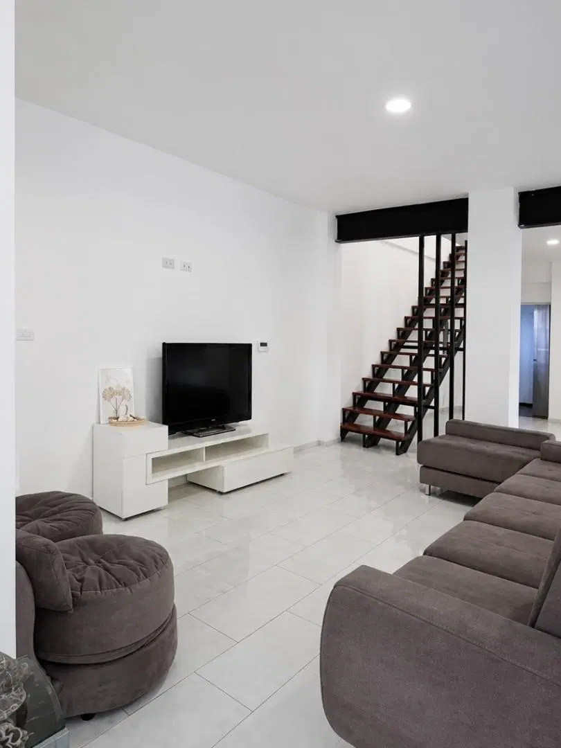 IMPORTANTE ALQUILER CASA 4 DORMITORIOS ROLDAN 1