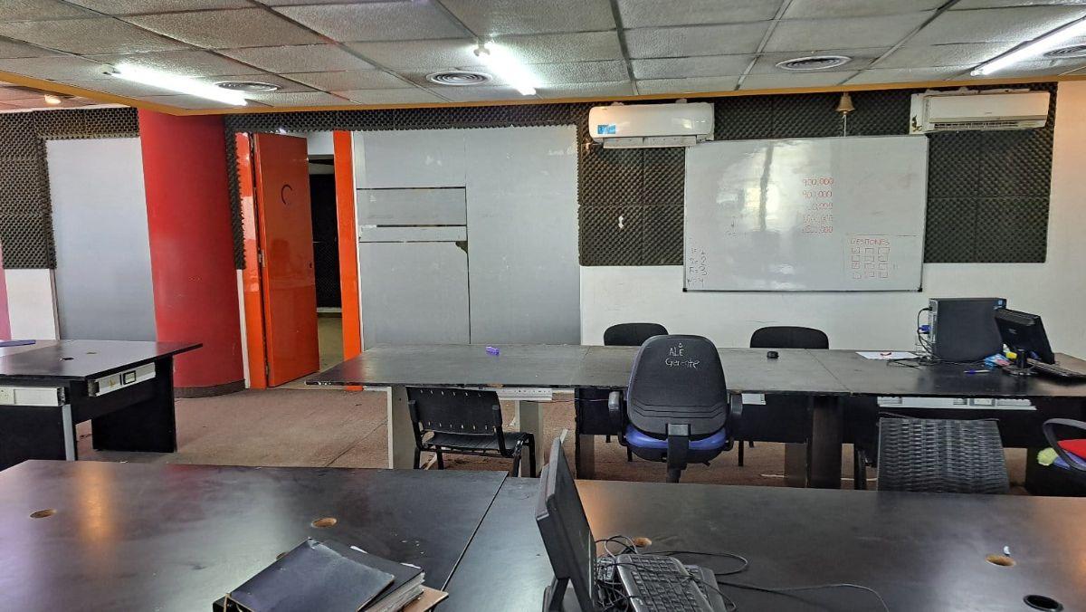 Foto de piso de oficinas 300 m2 cuiertos en venta Suipacha y Cordoba, imagen 1