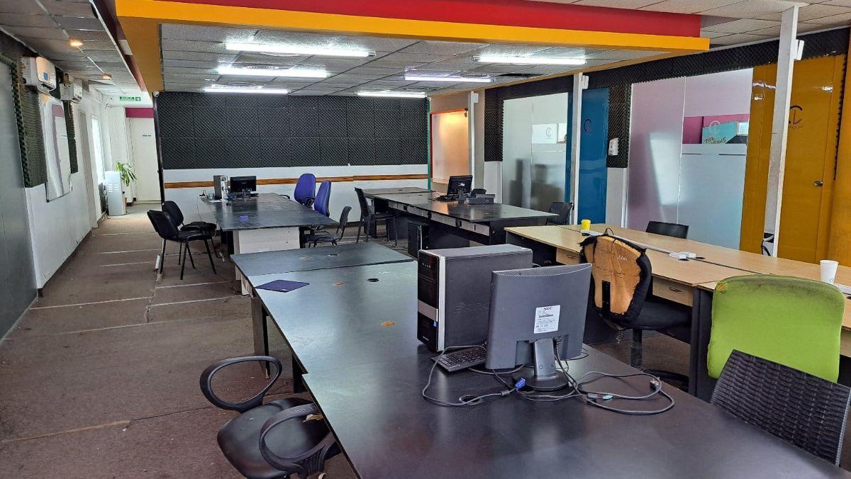Foto de piso de oficinas 300 m2 cuiertos en venta Suipacha y Cordoba, imagen 2
