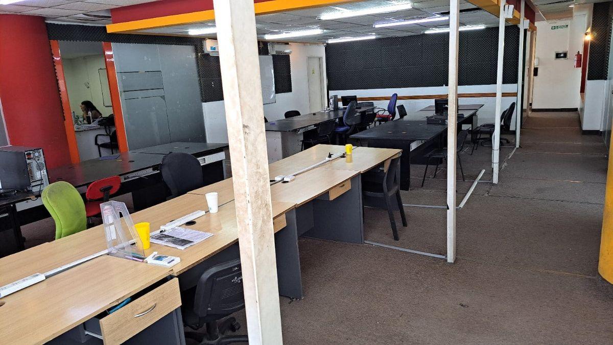 Foto de piso de oficinas 300 m2 cuiertos en venta Suipacha y Cordoba, imagen 4