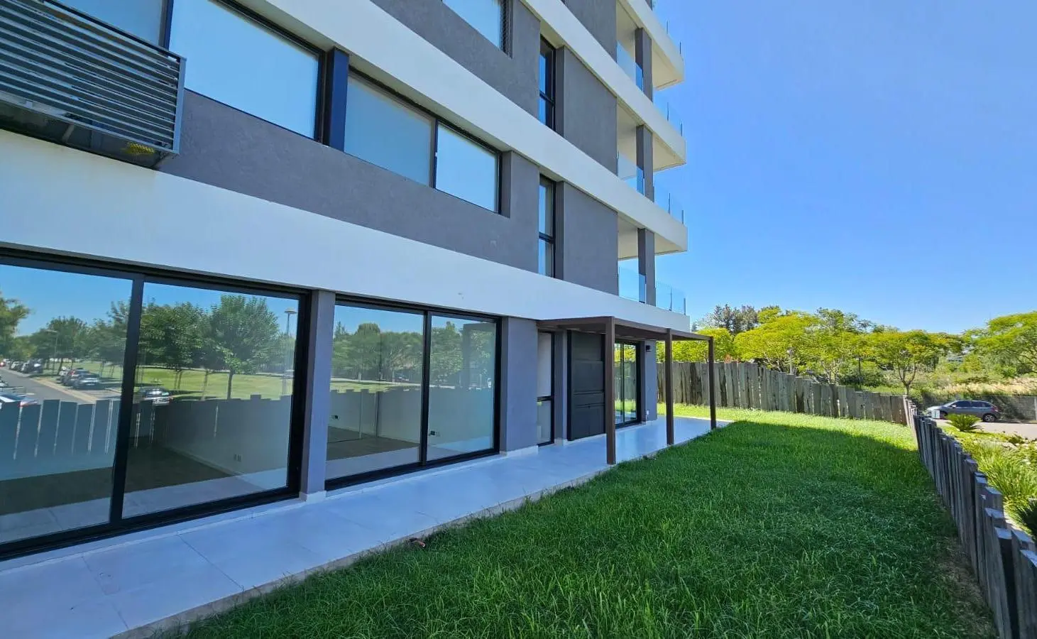 Venta de departamento 3 ambientes en PB con jardin propio cochera y baulera  Nordelta 4