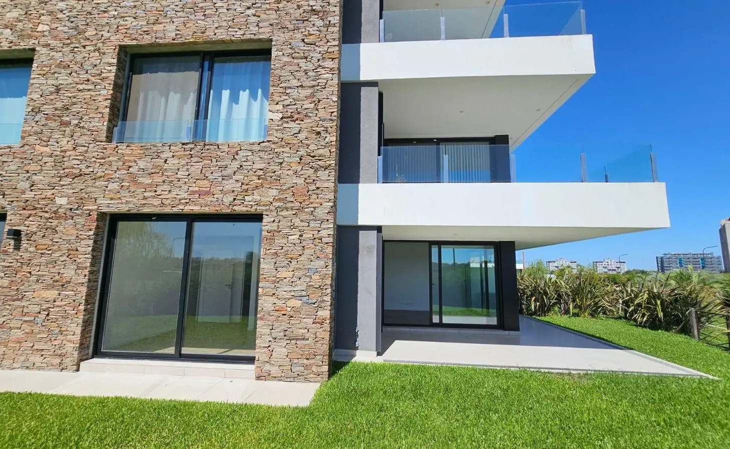 Venta departamento 3 ambientes con jardín en Nordelta 5