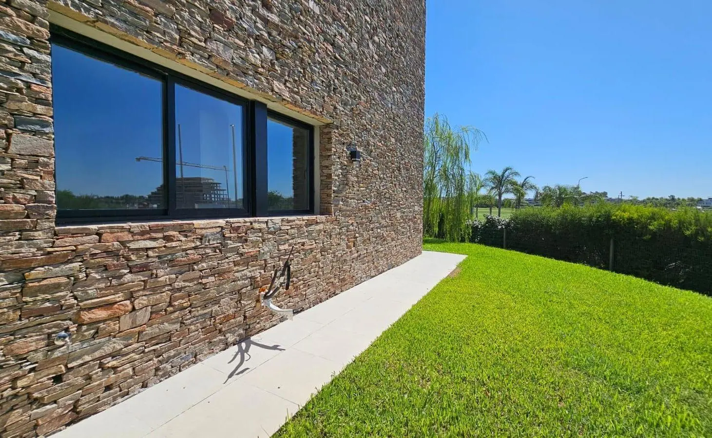 Venta departamento 3 ambientes con jardín en Nordelta 3