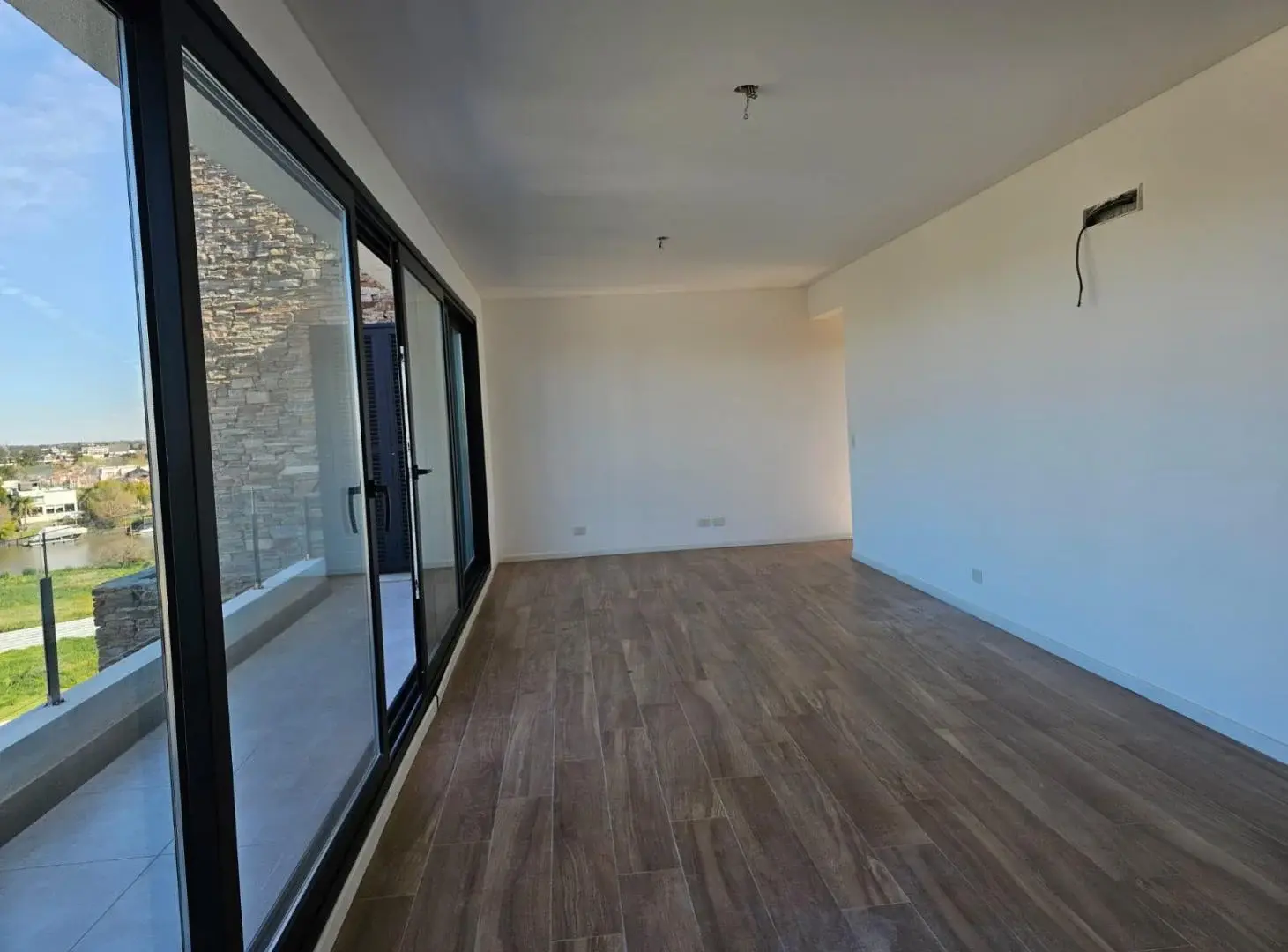 Venta y alquiler de departamento 4 ambientes con dependencia con cochera en Nordelta 2