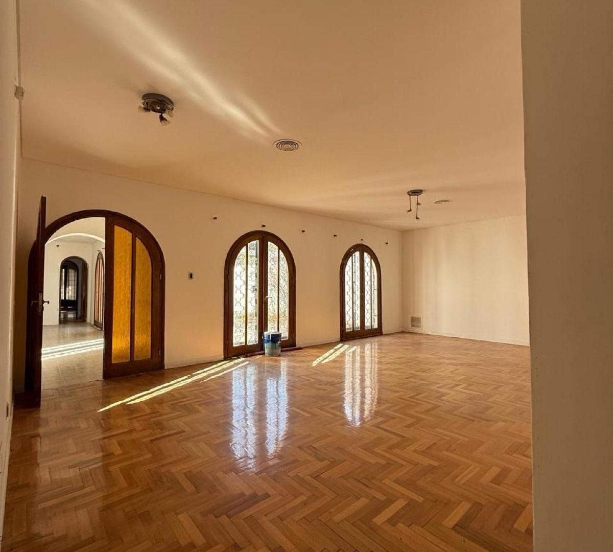 Casa en venta Santa Genoveva 5 ambientes 3 dormitorios patio
