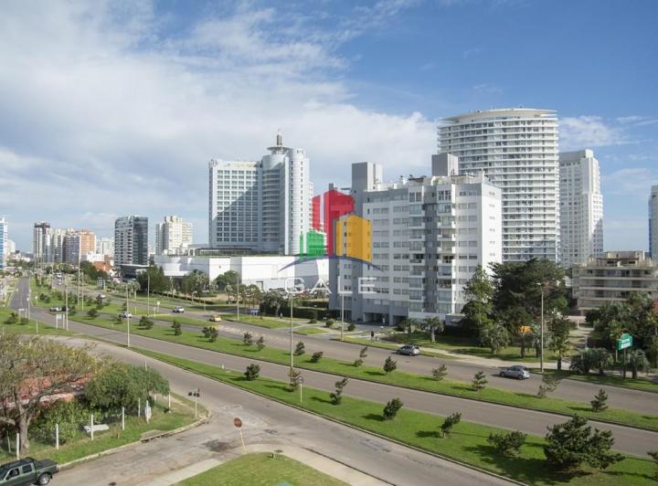 Alexander Boulevard.Departamento de 2 dormitorios, en venta y alquiler.