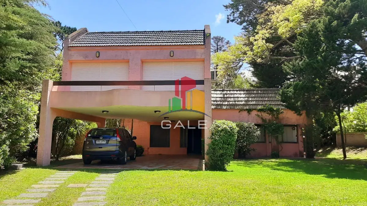 Casa de 4 dormitorios en venta en Playa Mansa, Punta del Este 1