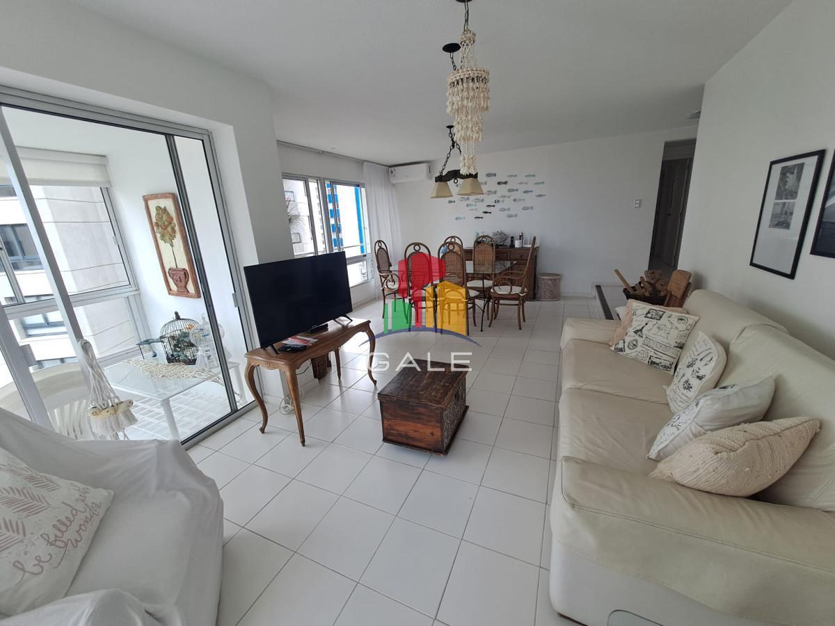 Apartamento en Brava - Punta del Este con vista y parrillero.