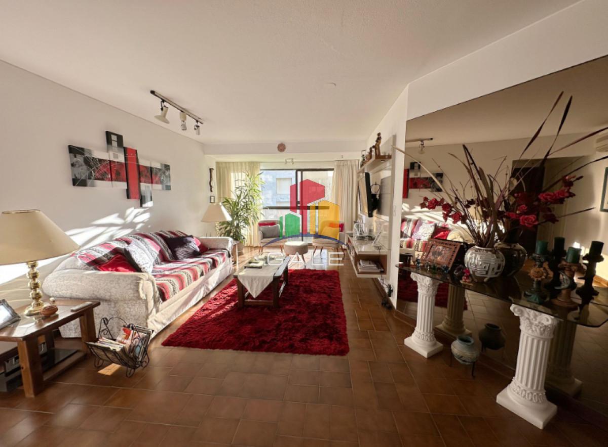 Vende Apartamento frente al mar en Brava, Punta del Este de 2 dormitorios.