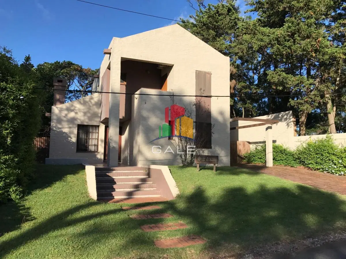 Venta, Casa de 4 dormitorios en Playa Mansa, con piscina y parrillero 3