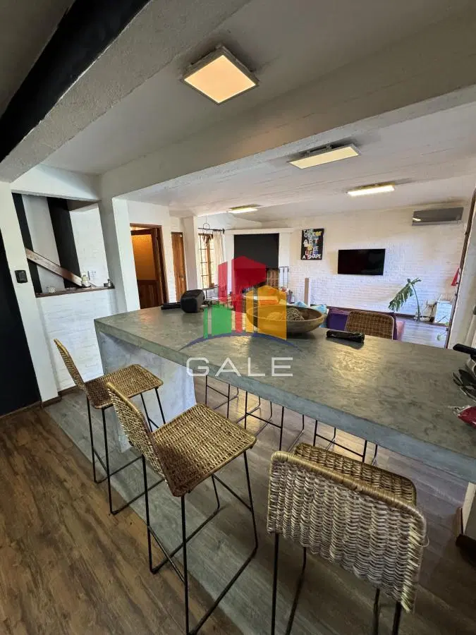 Venta, Casa de 4 dormitorios en Playa Mansa, con piscina y parrillero 2