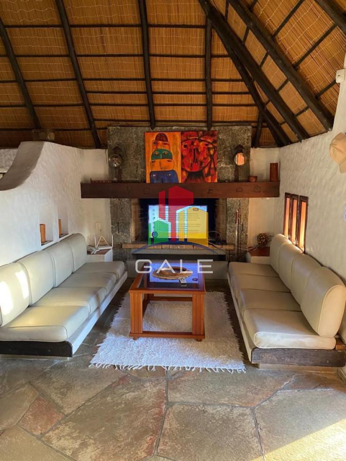 Foto de Expléndida casa en venta frente a la laguna, imagen 1