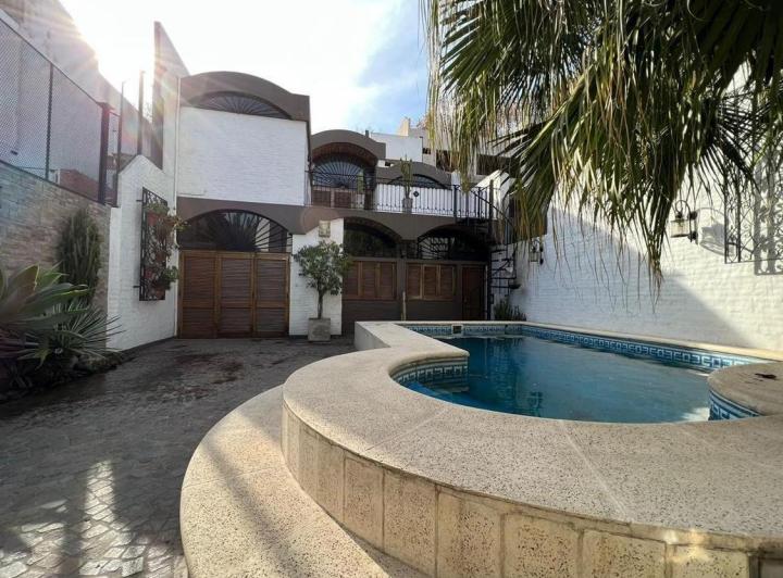 Venta o permuta Chalet 6 ambientes zona plaza Kennedy en San Martin centro 5