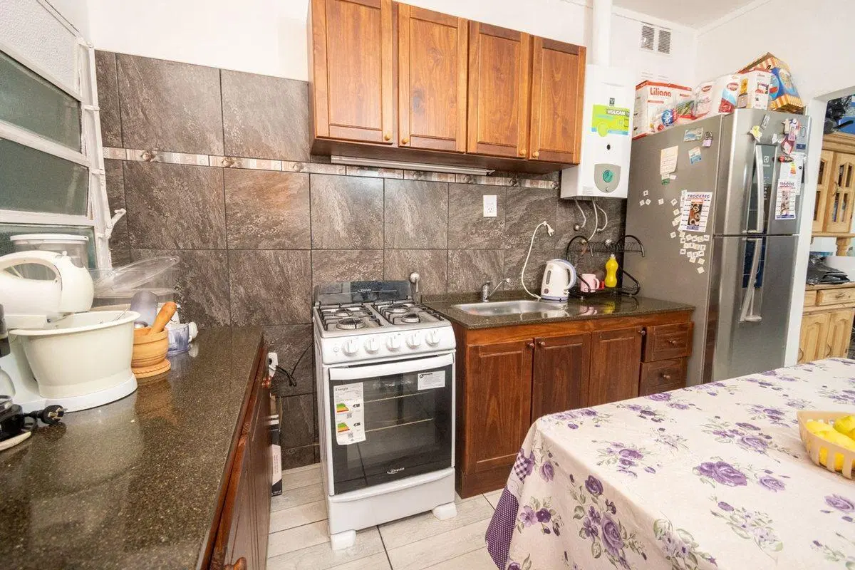 CASA 2 DORMITORIOS y COCHERA BARRIO ROMA 5