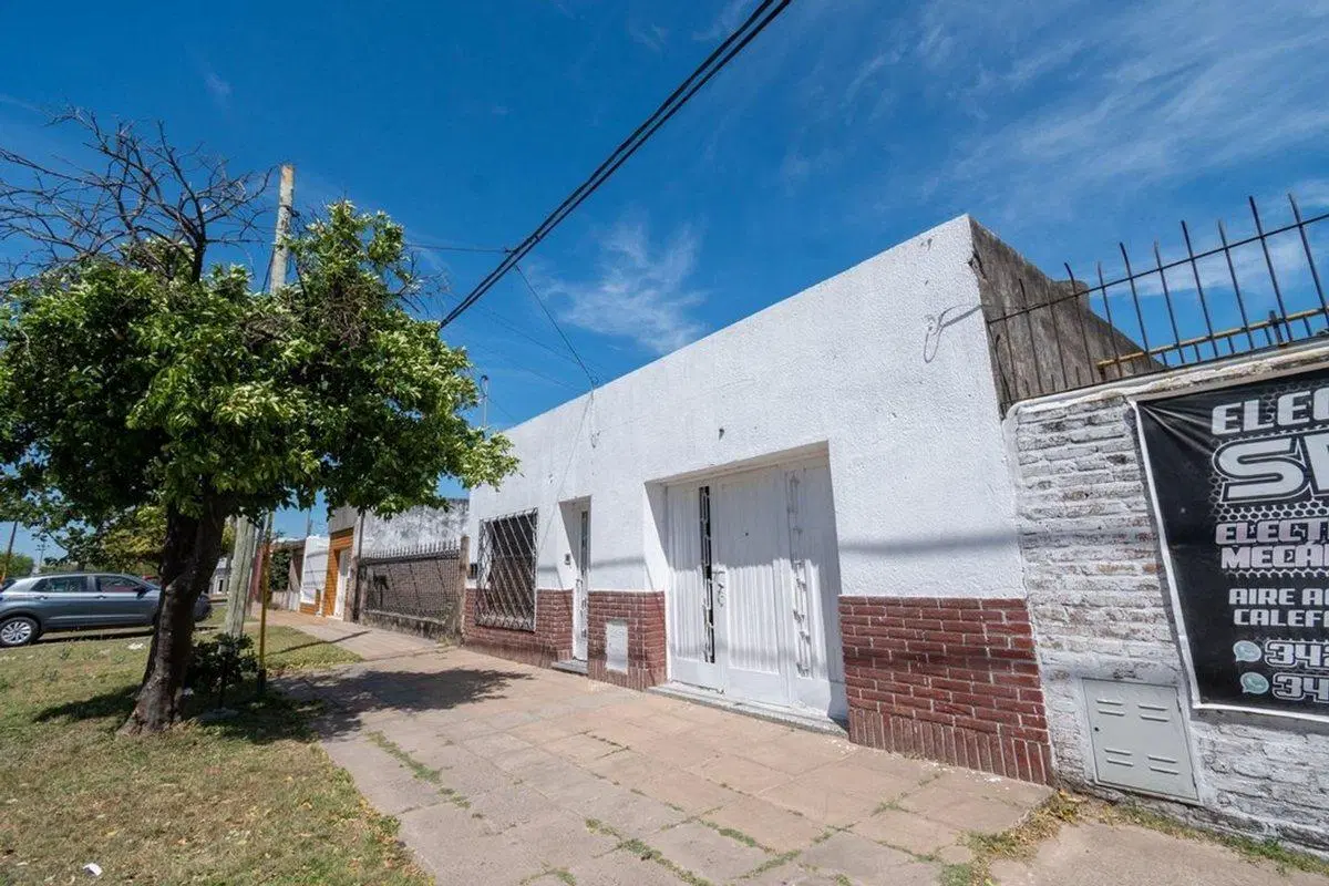 CASA SOBRE AV. GRAL. PAZ 7900 3