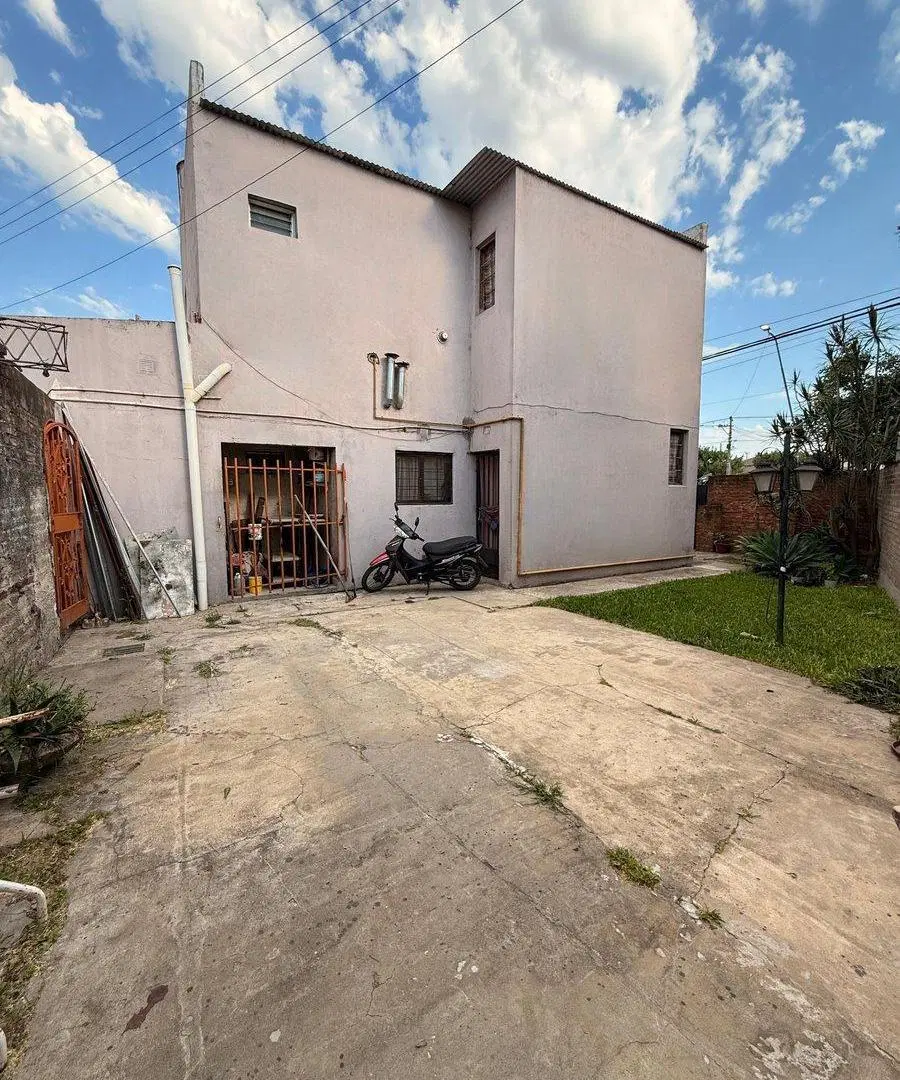 EN VENTA CASA DE 4 DORMITORIOS + COCHERAS 4