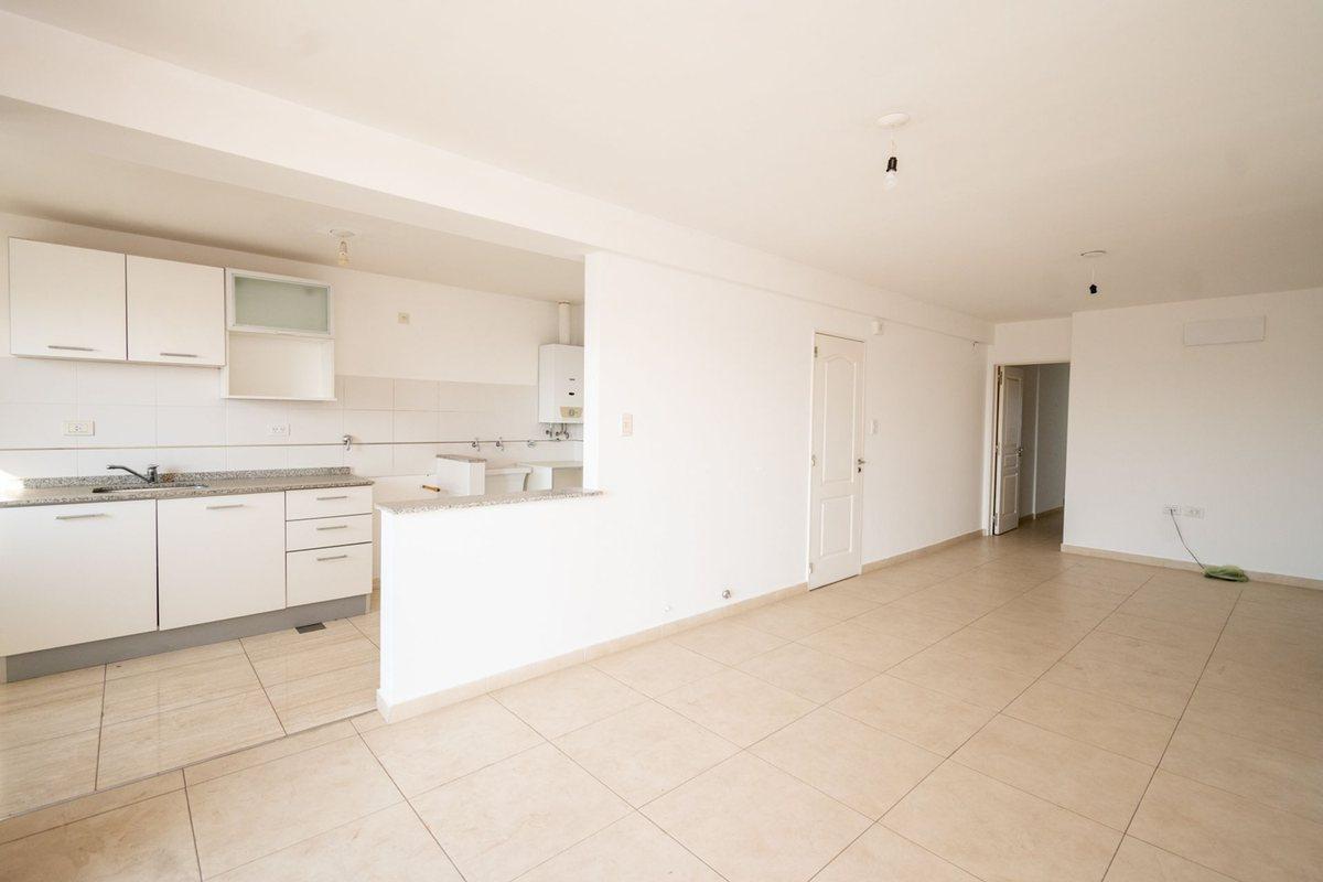Foto de SE VENDE DPTO. DE 2 DORM. C/COCHERA EN BARRIO SUR!, imagen 2