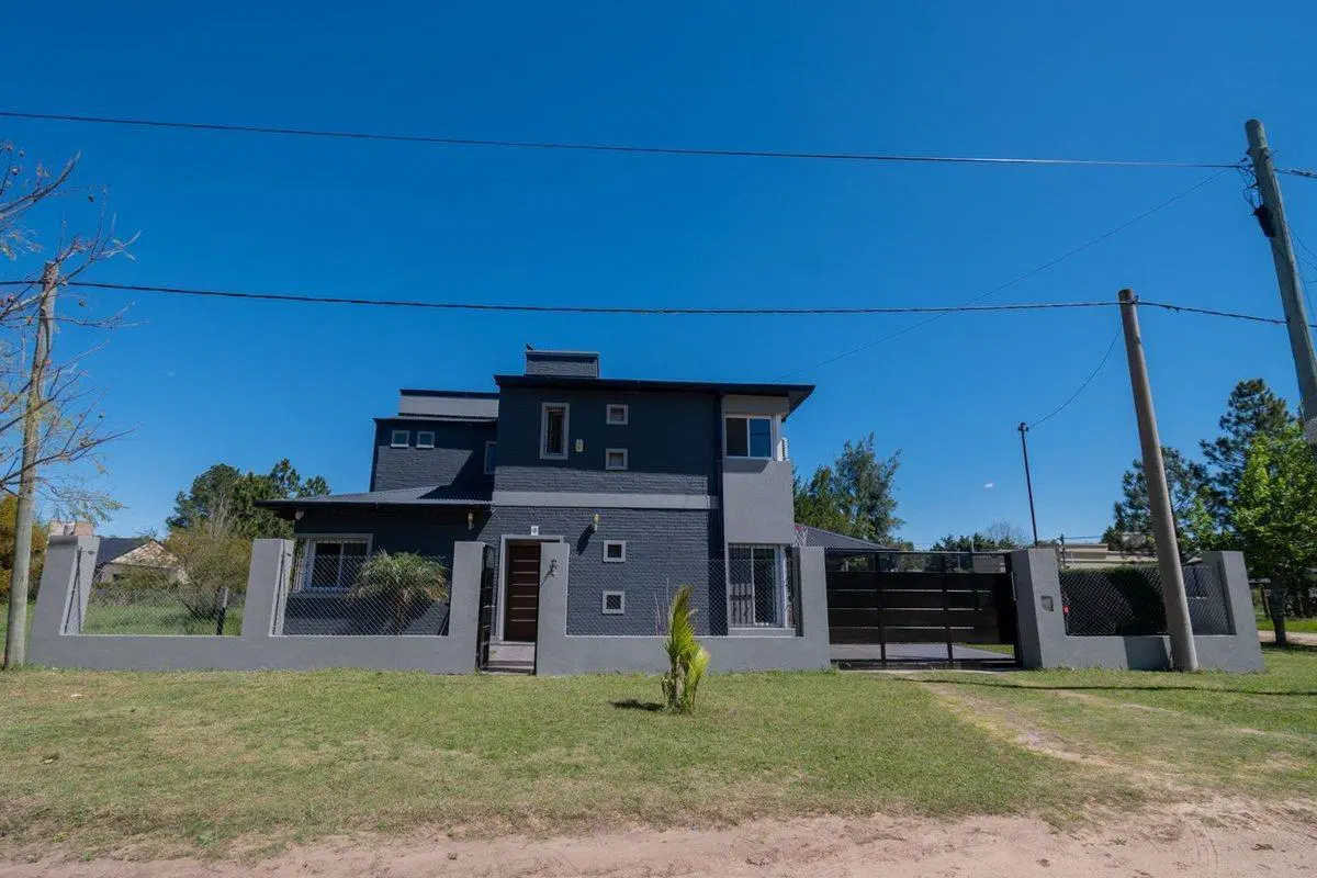 IMPECABLE CASA EN ARROYO LEYES 5