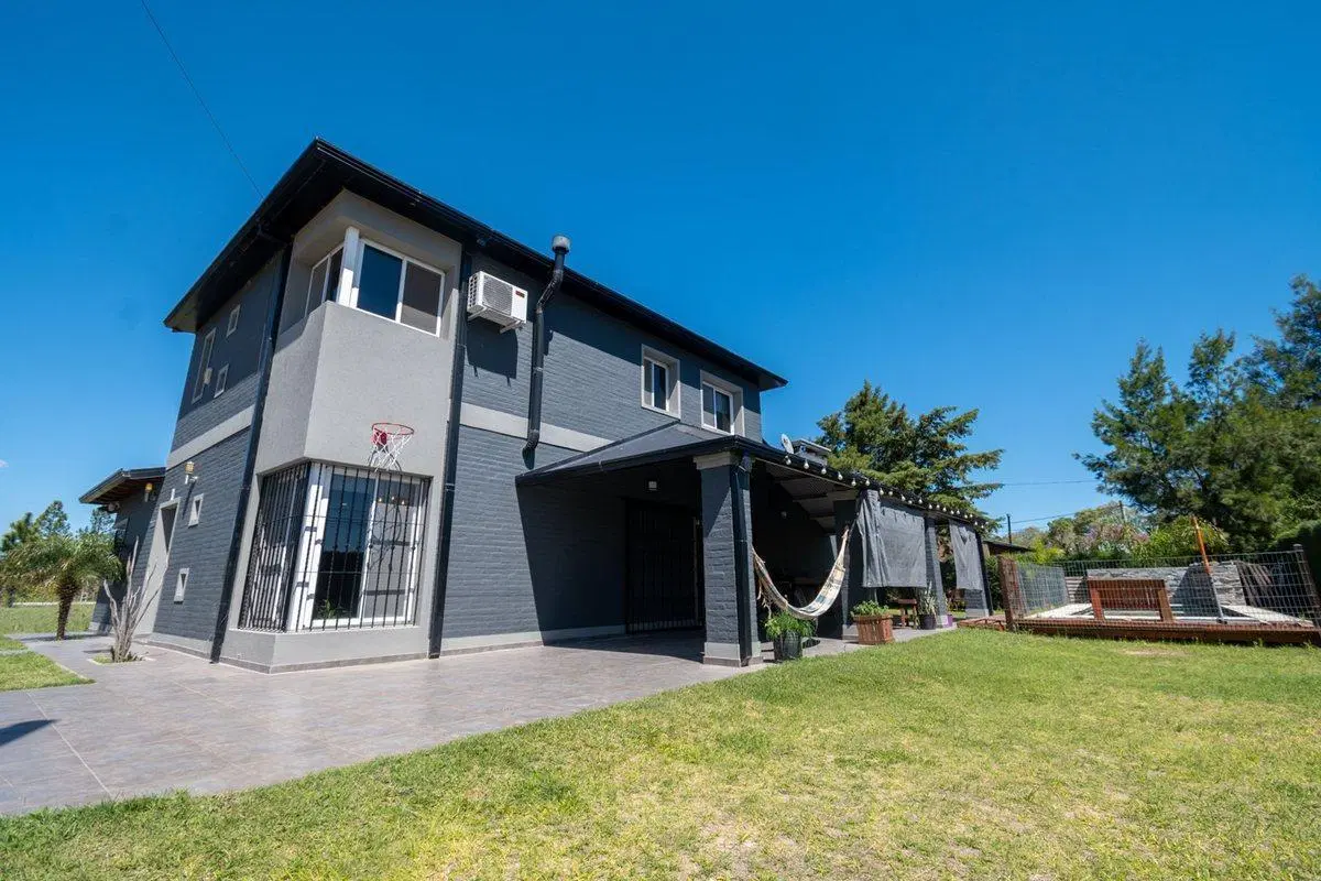 IMPECABLE CASA EN ARROYO LEYES 2