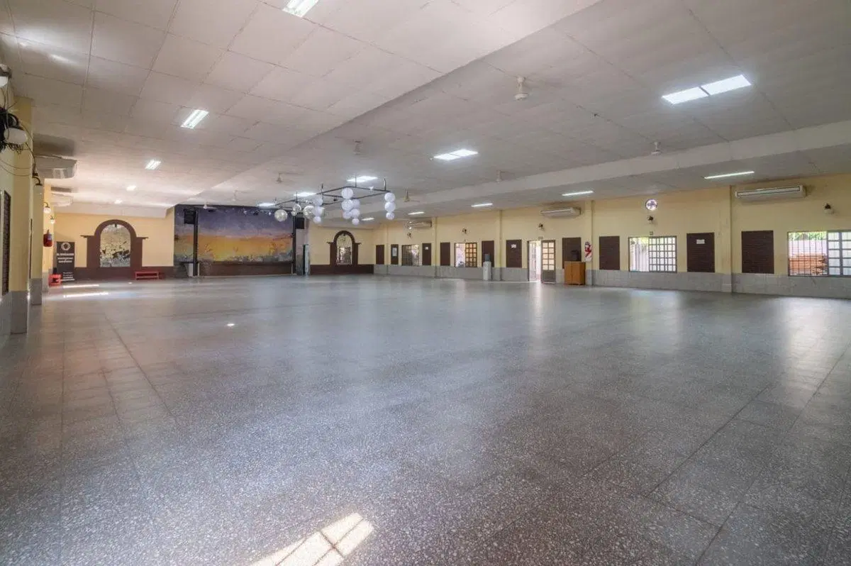SE VENDE SALON DE EVENTOS, 4 LOCALES Y CANCHA F5 8