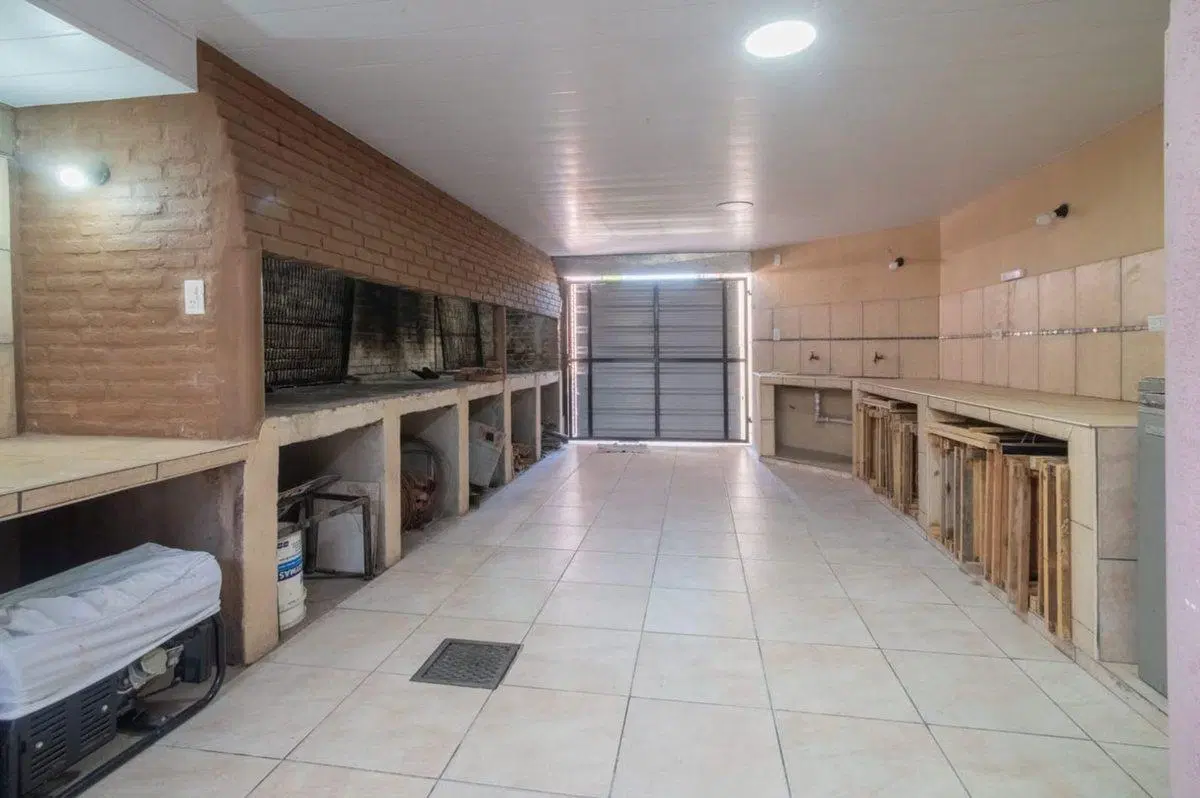 SE VENDE SALON DE EVENTOS Y 4 LOCALES COMERCIALES 3