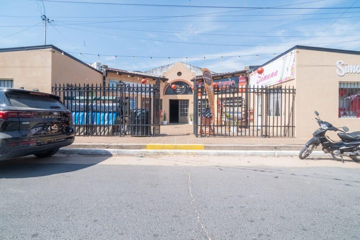 SE VENDE SALON DE EVENTOS Y 4 LOCALES COMERCIALES