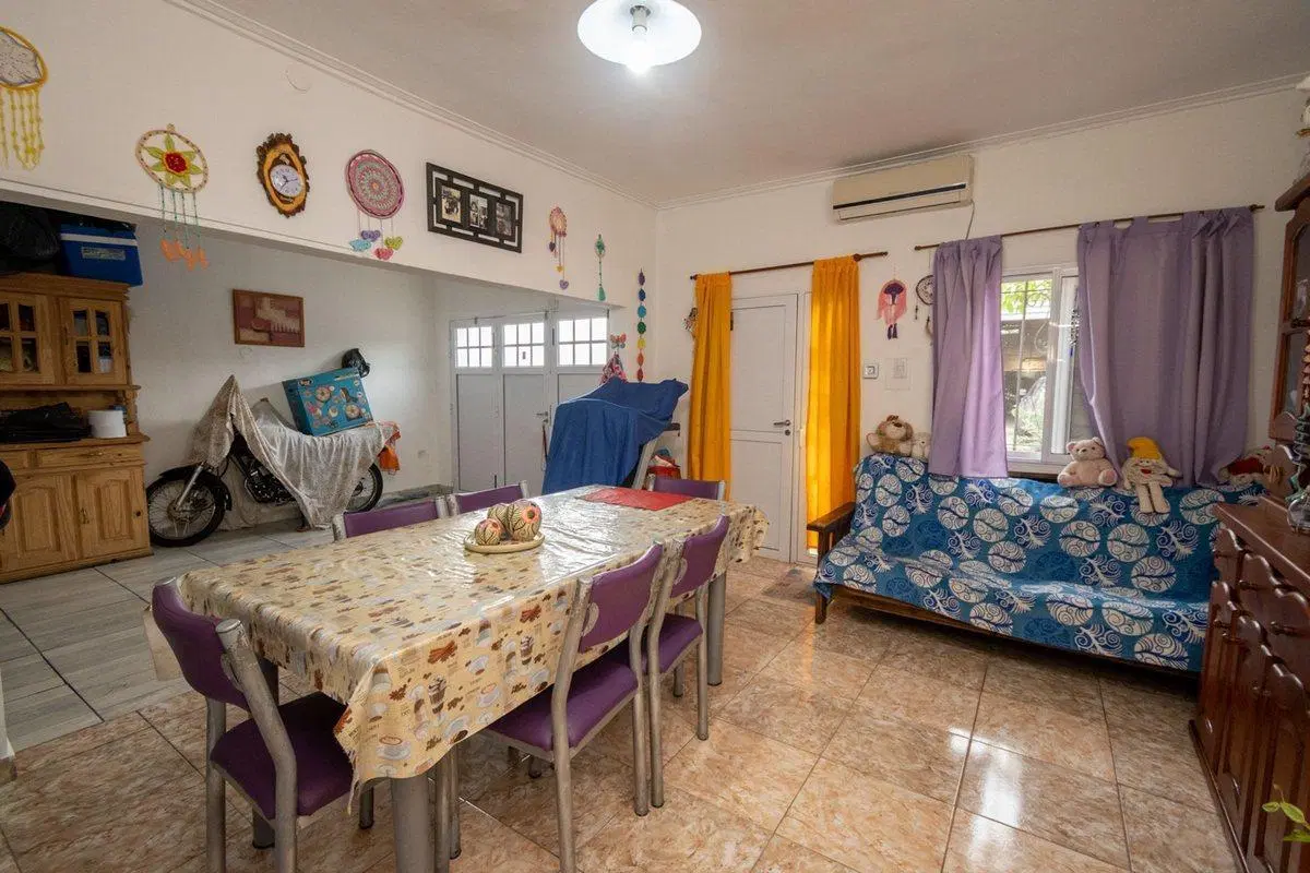 CASA 2 DORMITORIOS y COCHERA BARRIO ROMA 5