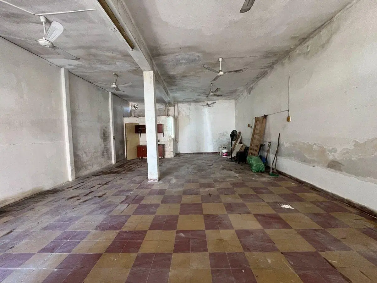 Local comercial al frente + construcción a termina 4