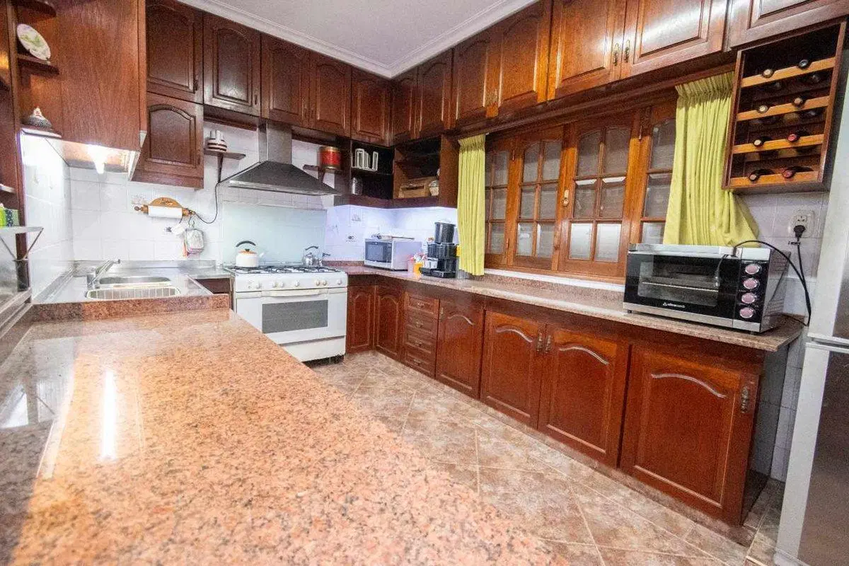 EXCLUSIVA CASA EN VENTA CON QUINCHO Y PILETA 3