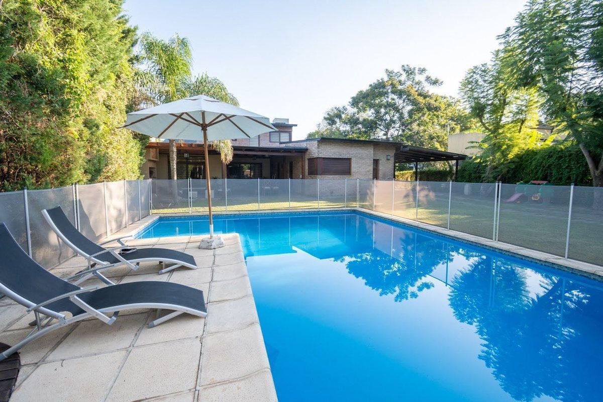 Foto de EN VENTA CASA DE CATEGORIA ESTILO COUNTRY, imagen 2
