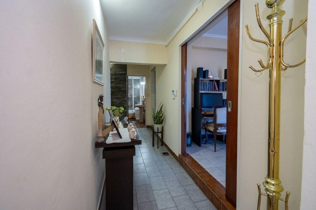 Foto de Venta Casa 3 dorm, cochera y patio verde, imagen 2