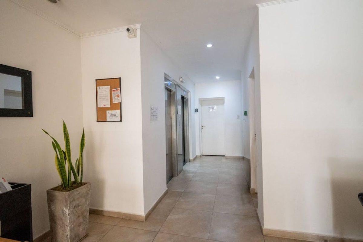 Foto de DPTO. LATINO EN VENTA 2 DORM Y COCHERA CERCA FIQ, imagen 1