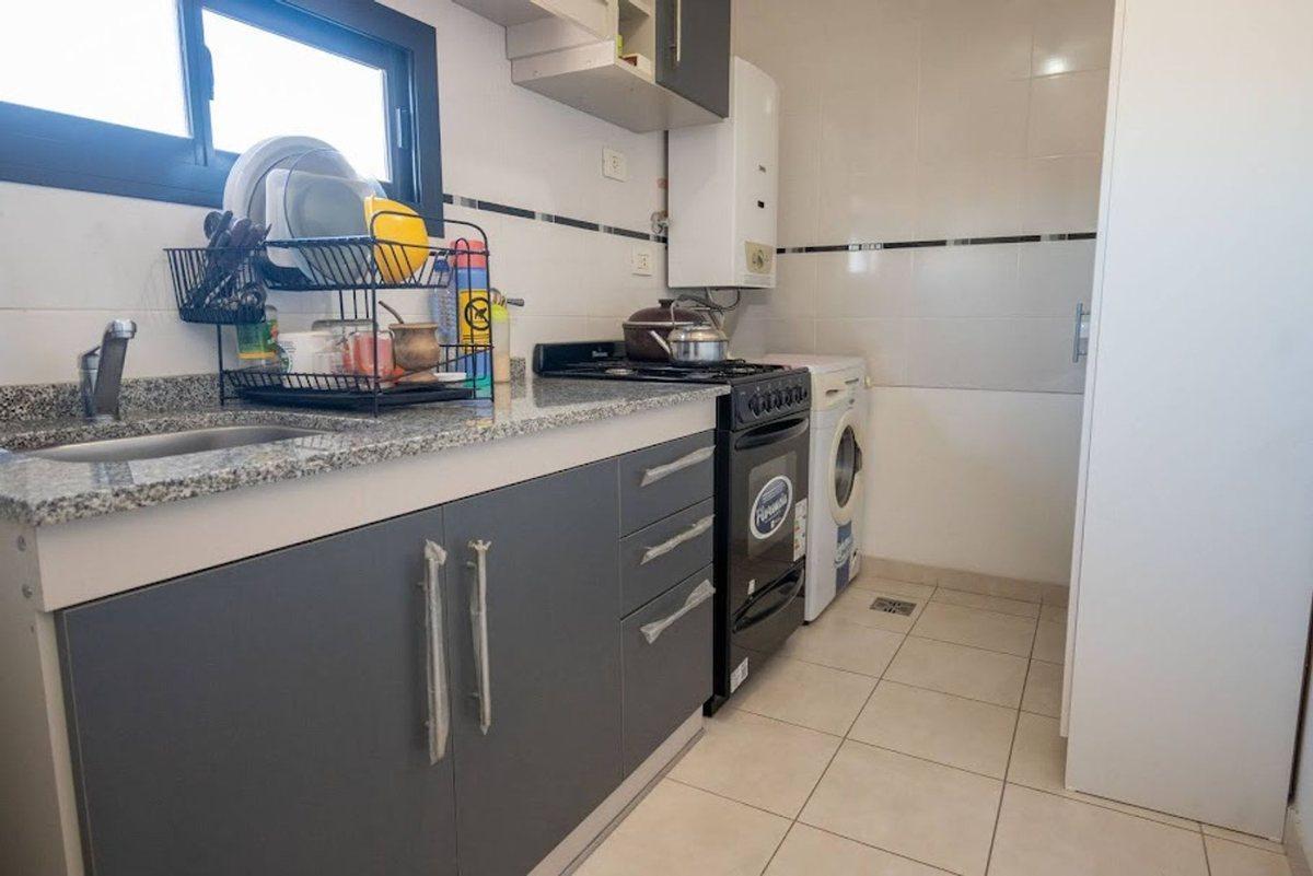 Foto de DPTO. LATINO EN VENTA 2 DORM Y COCHERA CERCA FIQ, imagen 5