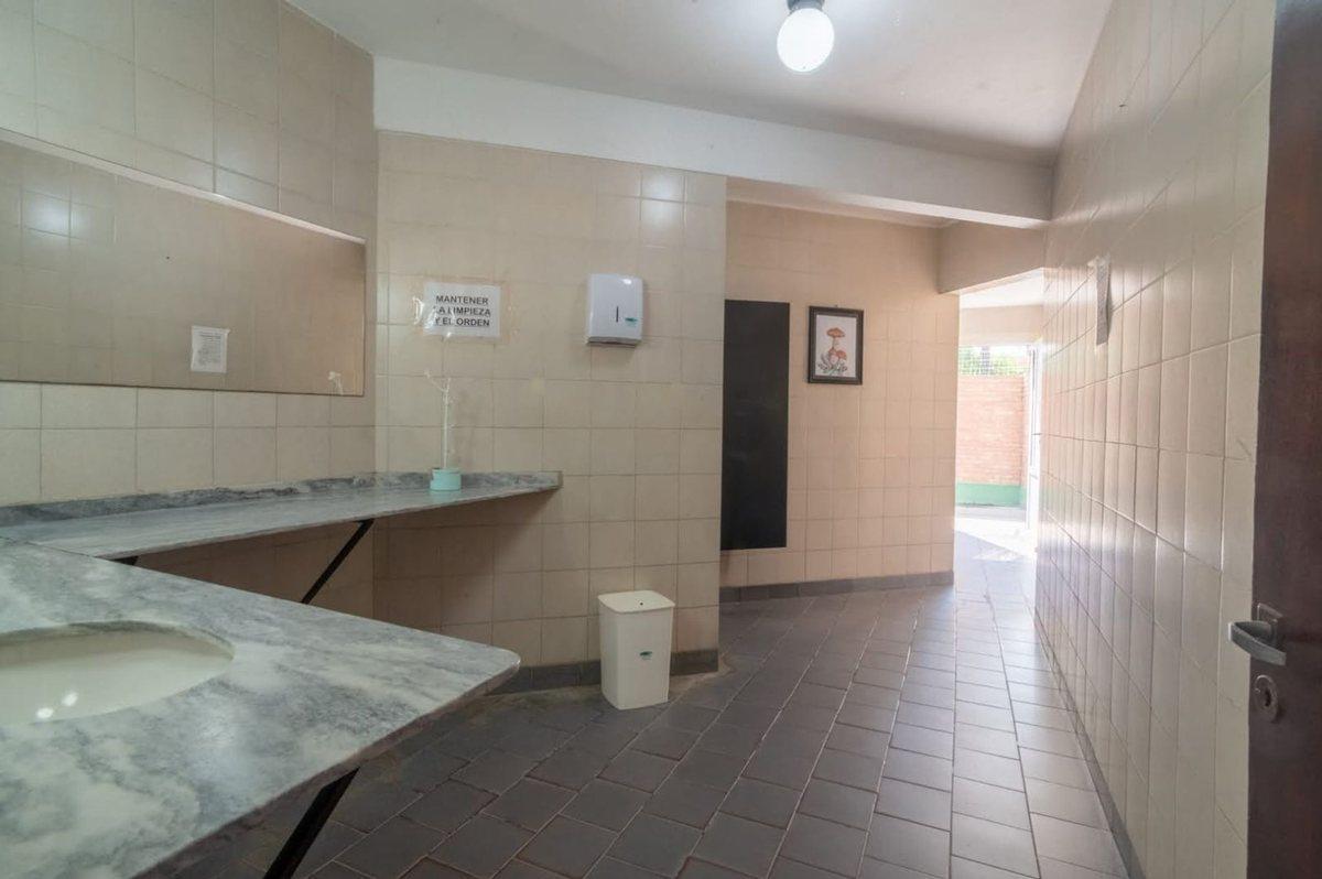 Foto de SE VENDE SALON DE EVENTOS Y 4 LOCALES COMERCIALES, imagen 2