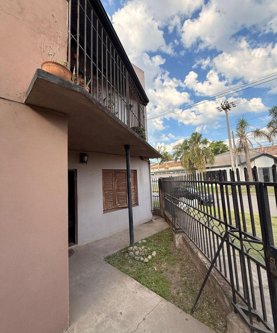 Foto de EN VENTA CASA DE 4 DORMITORIOS + COCHERAS, imagen 2