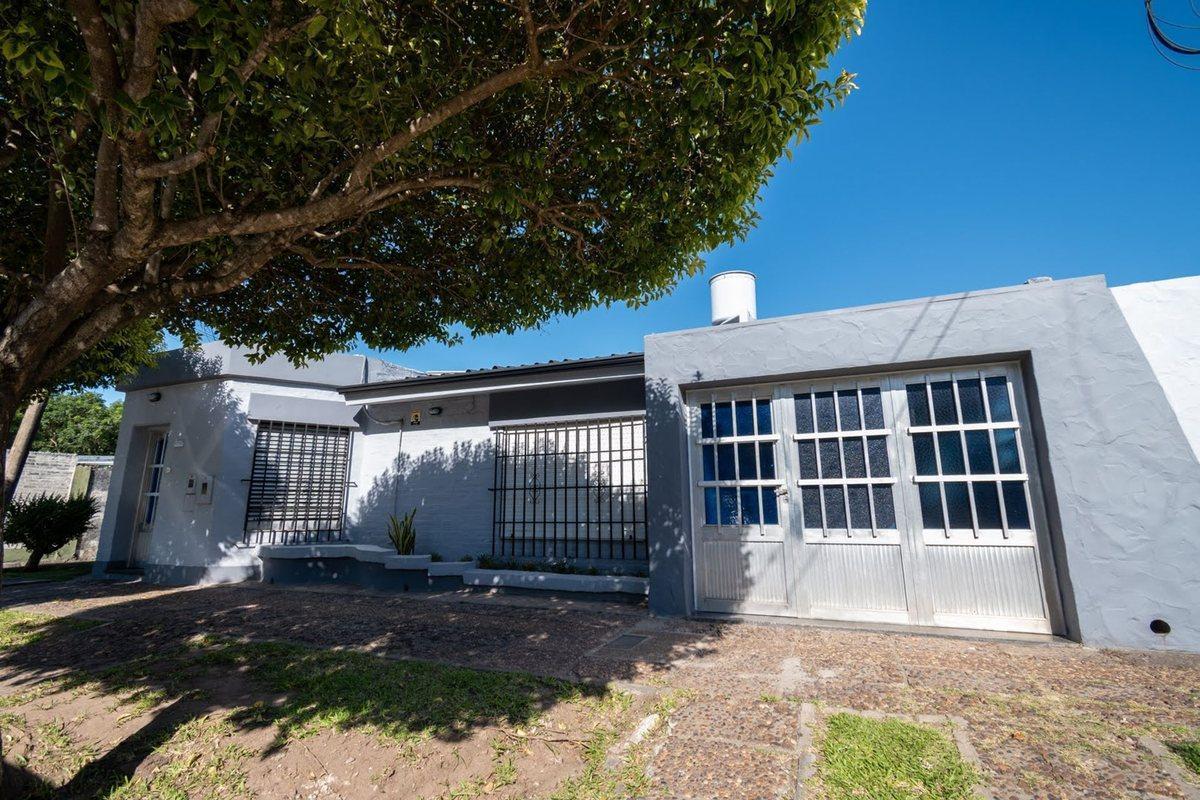 Foto de Venta Casa 3 dorm, cochera y patio verde, imagen 3